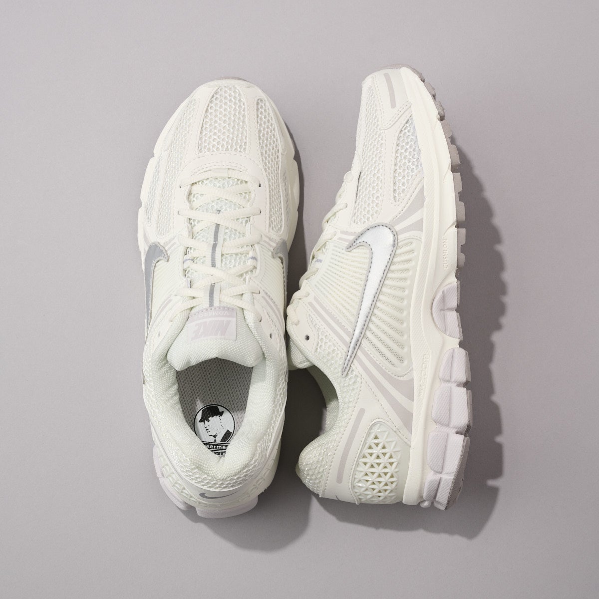 ナイキの新作白スニーカー「NIKE ZOOM VOMERO 5」の俯瞰２