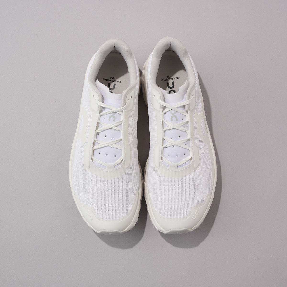 On（オン）の白スニーカー／クラウドモンスター ヴォイド（Cloudmonster Void）の俯瞰