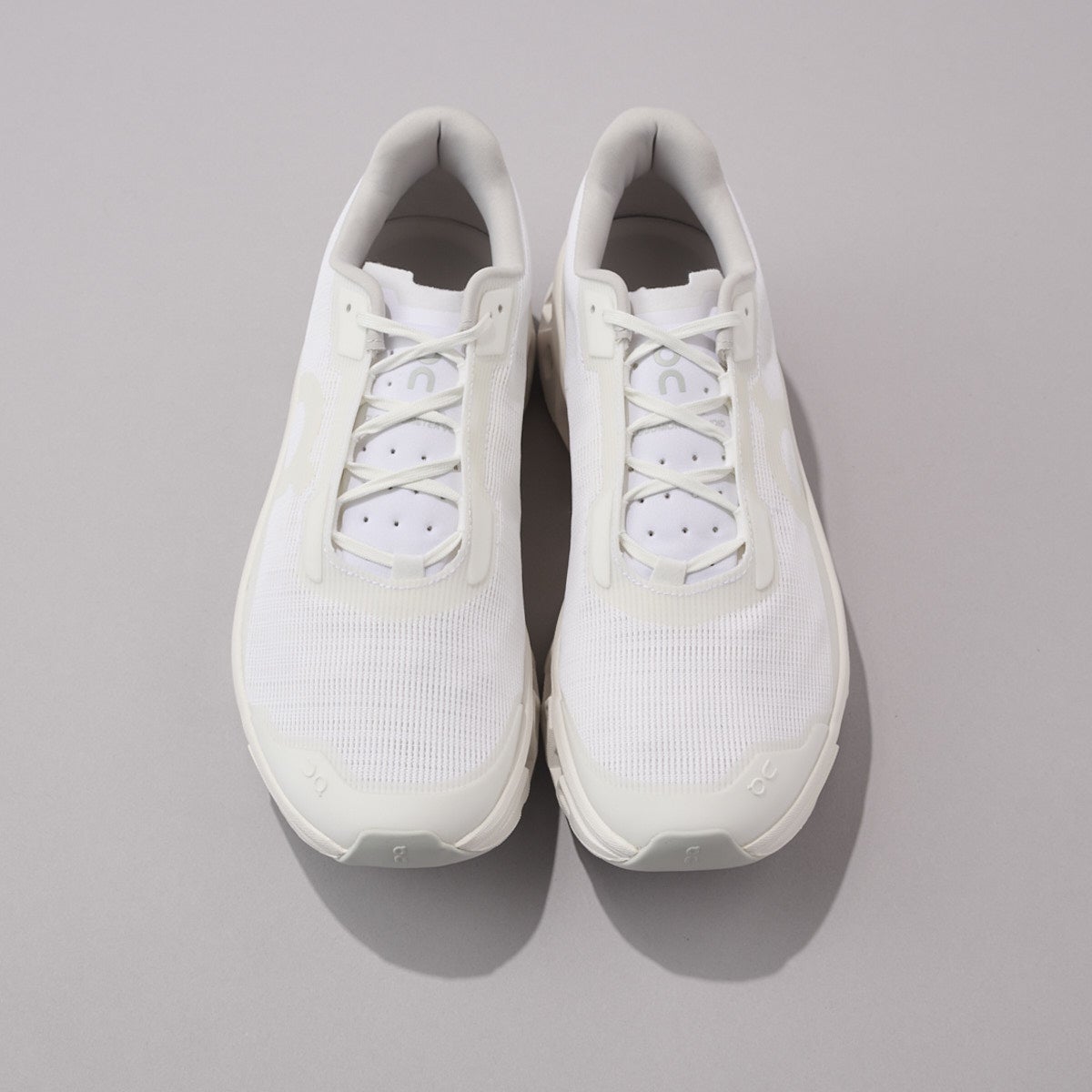 On（オン）の白スニーカー／クラウドモンスター ヴォイド（Cloudmonster Void）のアッパー