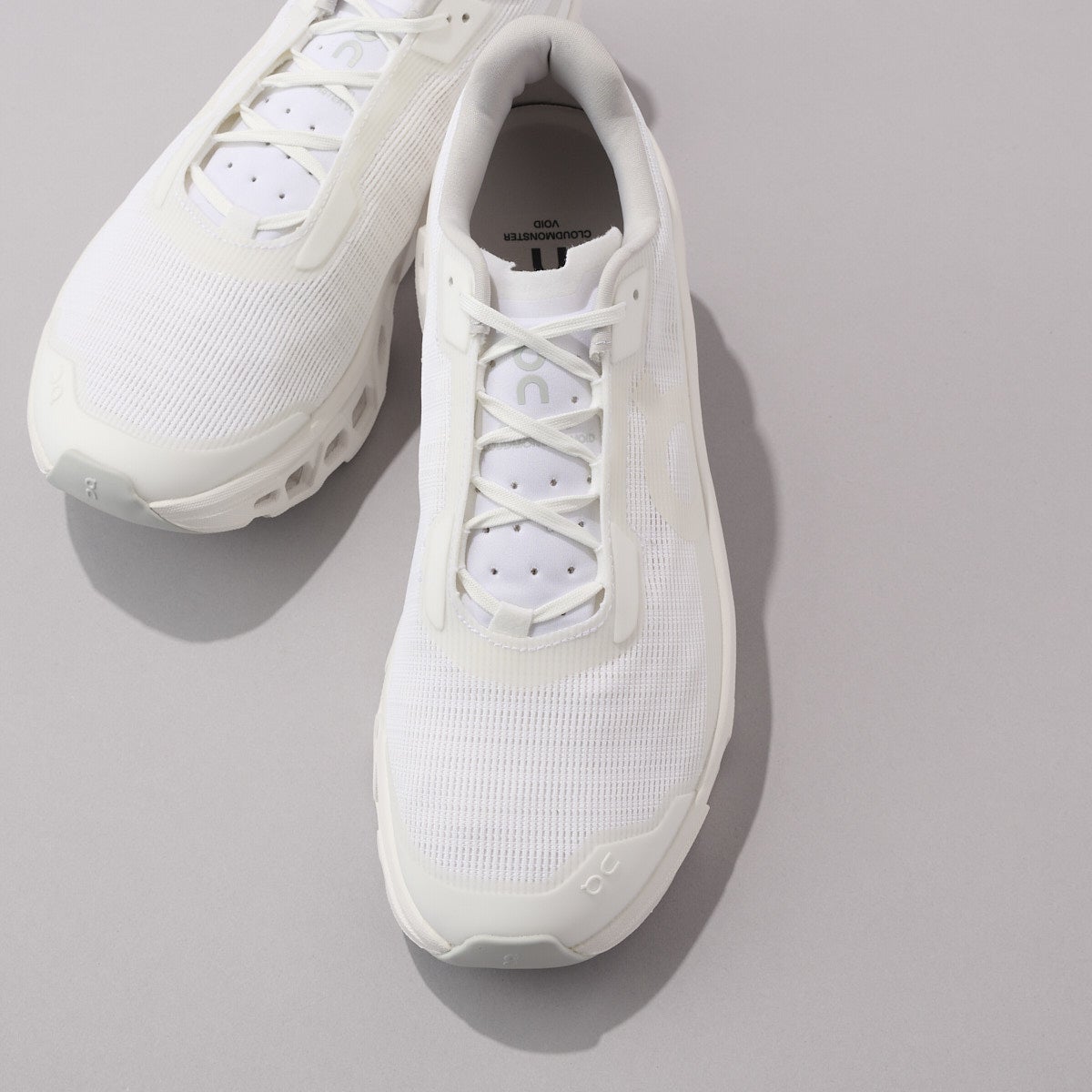 On（オン）の白スニーカー／クラウドモンスター ヴォイド（Cloudmonster Void）の俯瞰２