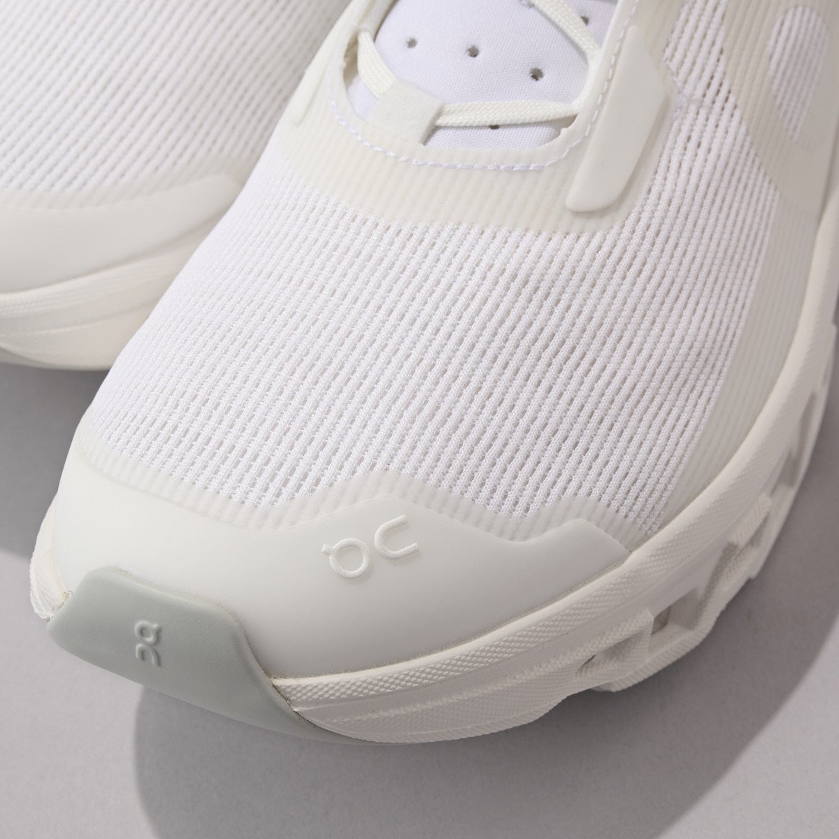 On（オン）の白スニーカー／クラウドモンスター ヴォイド（Cloudmonster Void）のトゥ