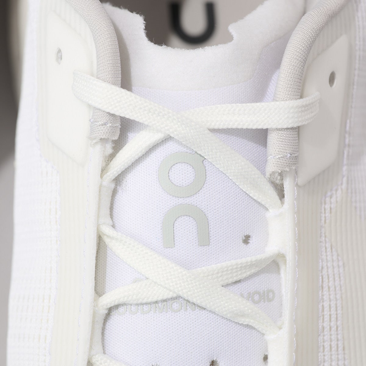 On（オン）の白スニーカー／クラウドモンスター ヴォイド（Cloudmonster Void）のシュータンロゴ