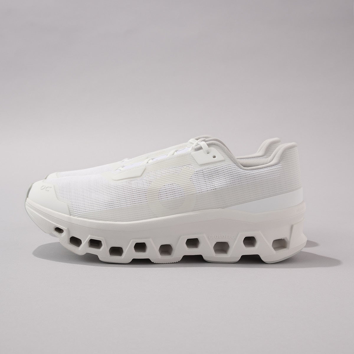 On（オン）の白スニーカー／クラウドモンスター ヴォイド（Cloudmonster Void）のサイド
