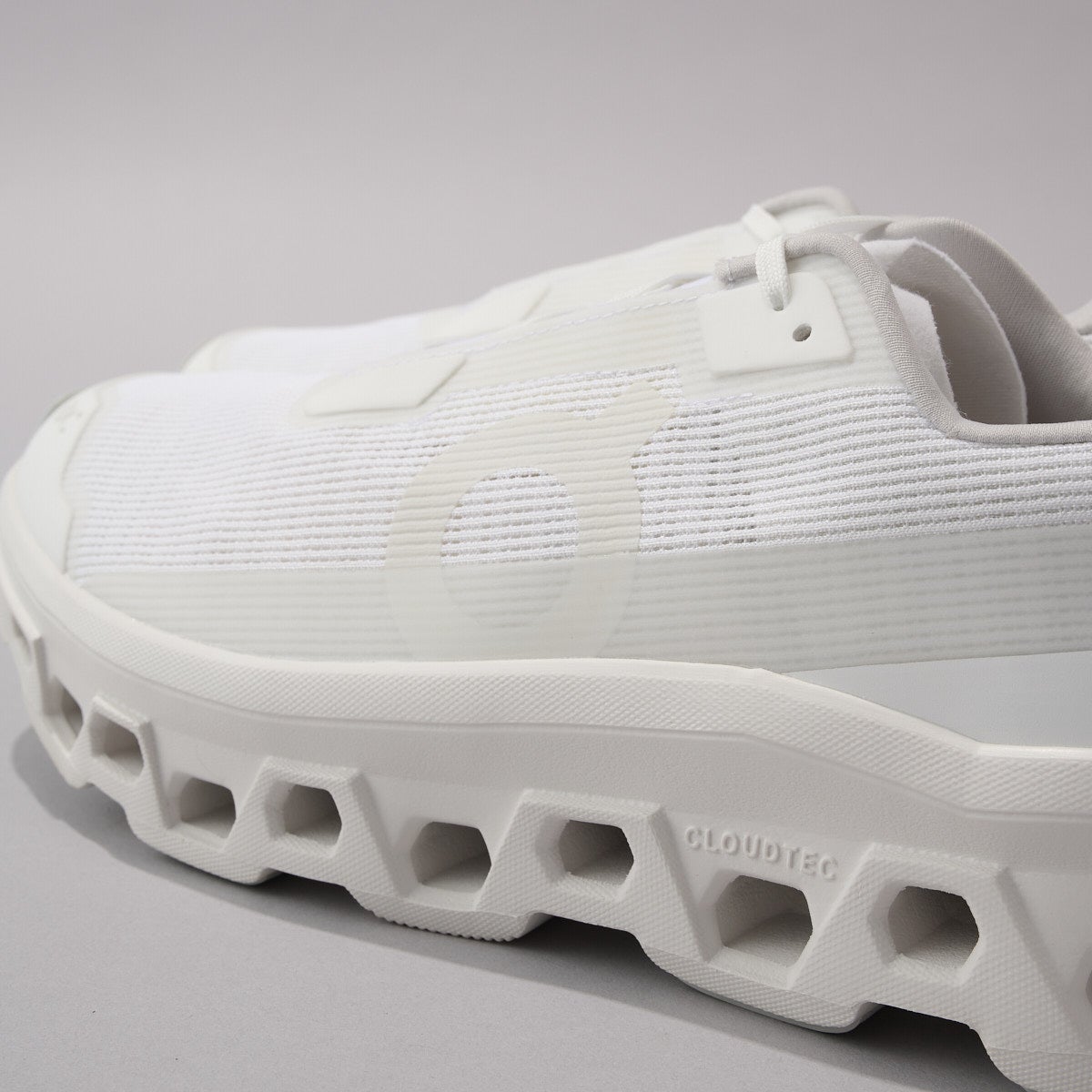 On（オン）の白スニーカー／クラウドモンスター ヴォイド（Cloudmonster Void）のソール寄り