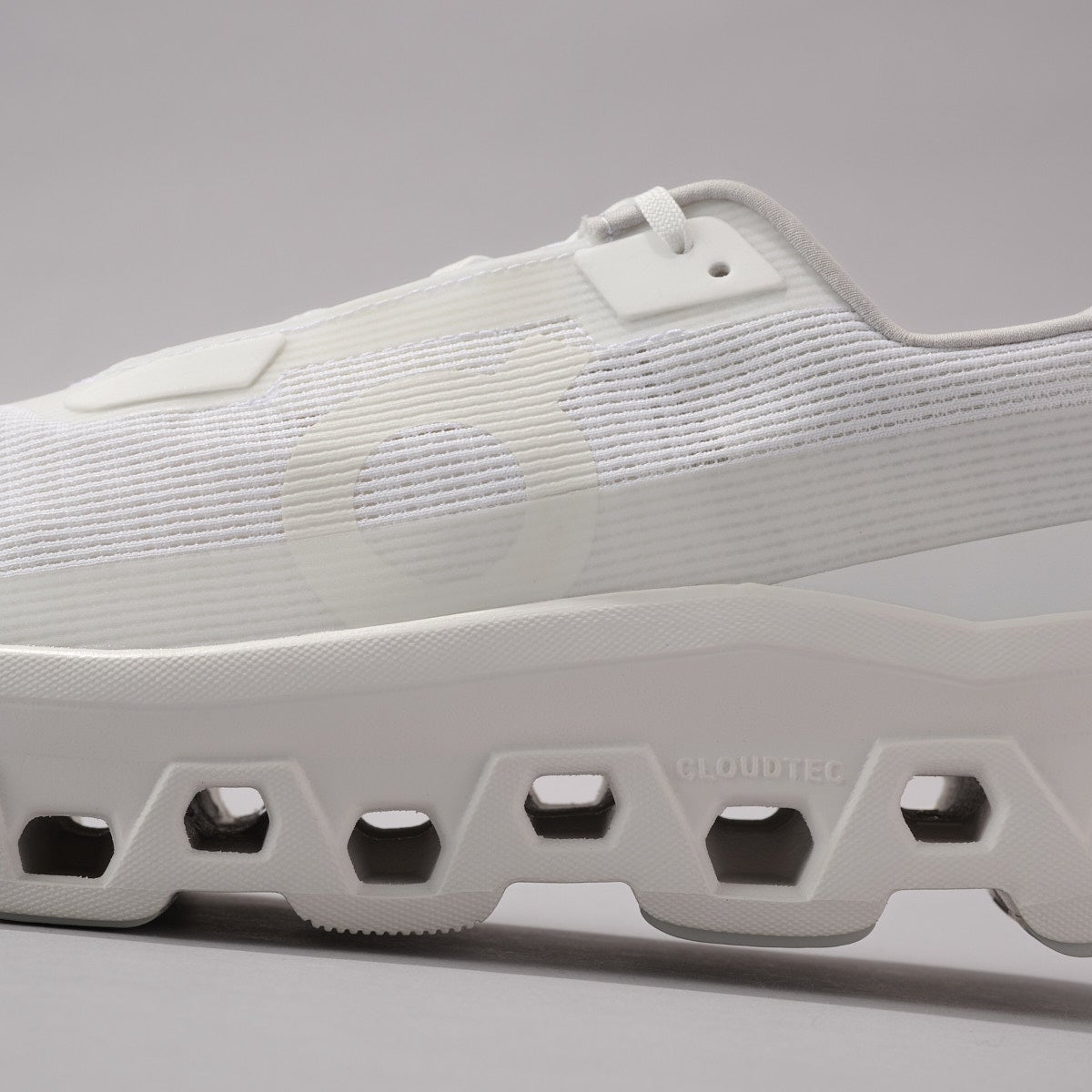 On（オン）の白スニーカー／クラウドモンスター ヴォイド（Cloudmonster Void）のアウトソールサイド