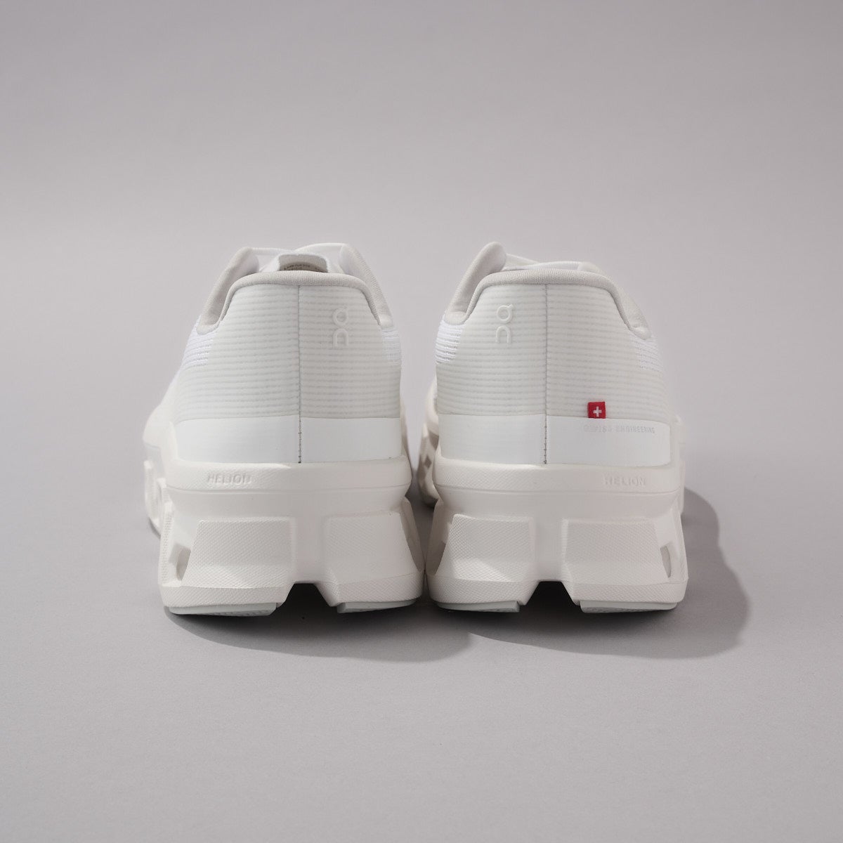 On（オン）の白スニーカー／クラウドモンスター ヴォイド（Cloudmonster Void）のヒール引き
