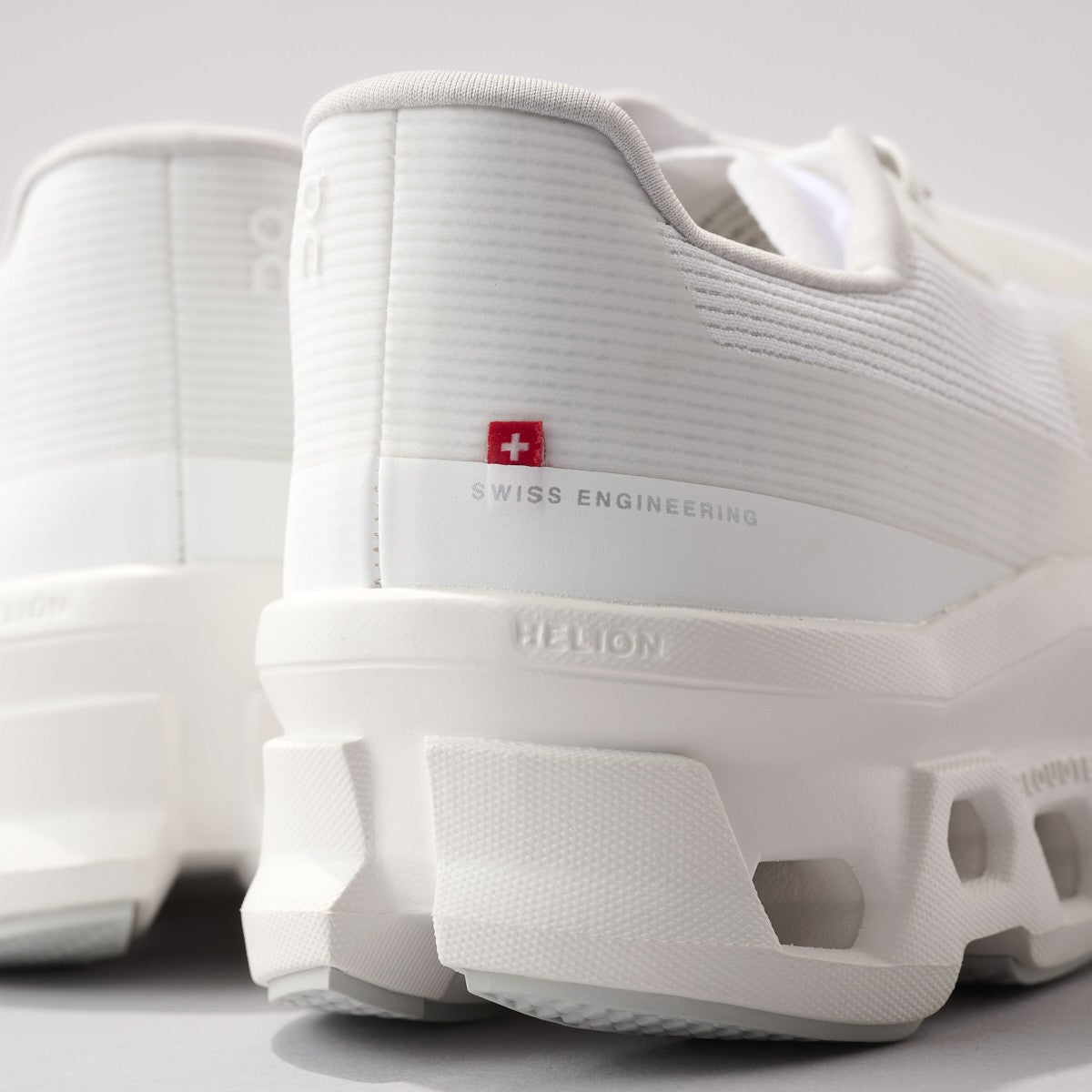 On（オン）の白スニーカー／クラウドモンスター ヴォイド（Cloudmonster Void）のヒールスイス国旗寄り