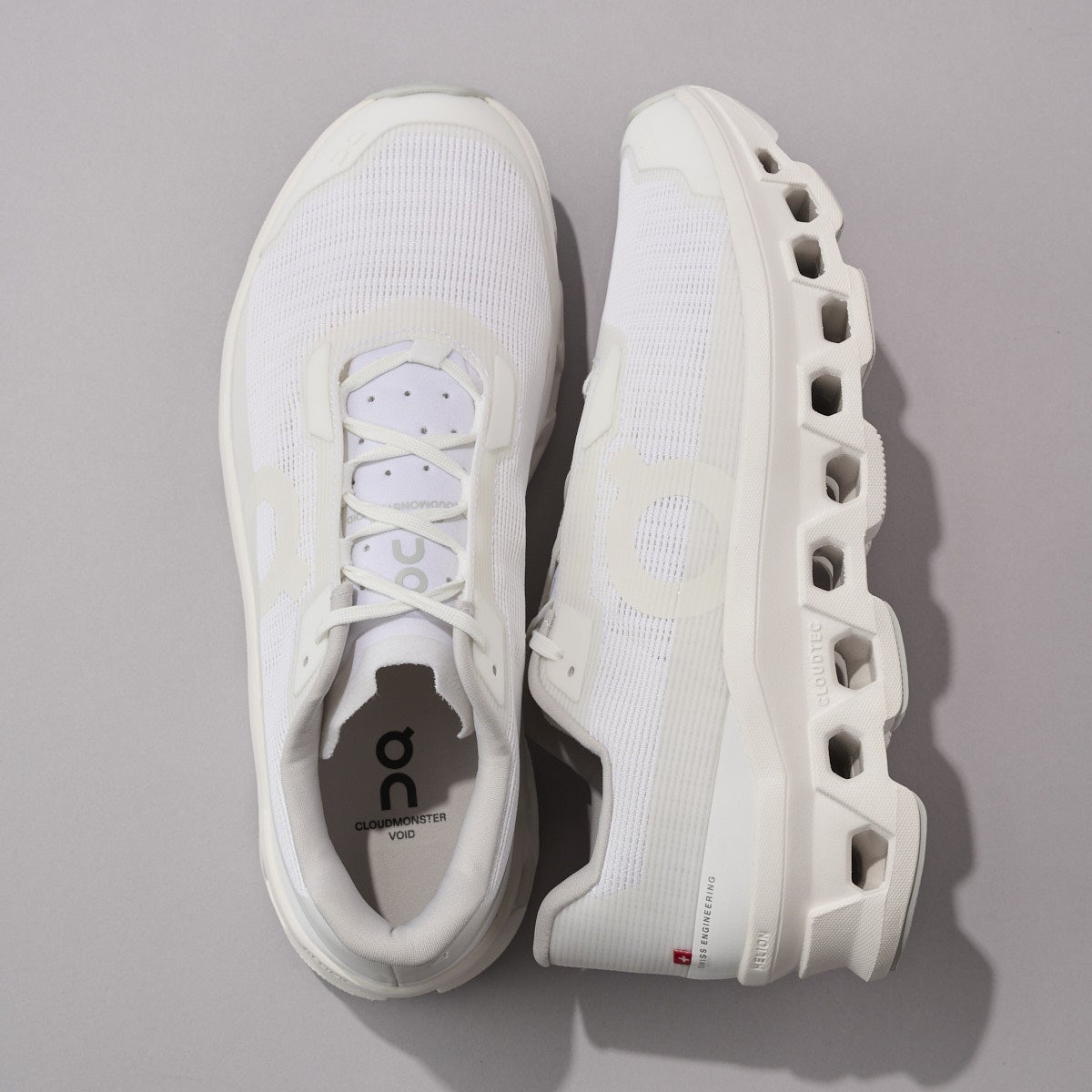 On（オン）の白スニーカー／クラウドモンスター ヴォイド（Cloudmonster Void）の俯瞰３
