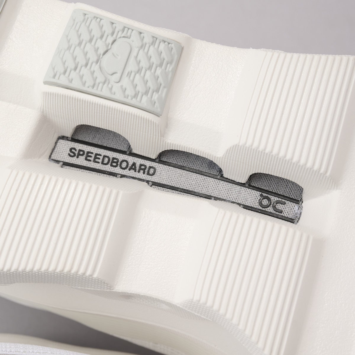 On（オン）の白スニーカー／クラウドモンスター ヴォイド（Cloudmonster Void）のアウトソール寄り