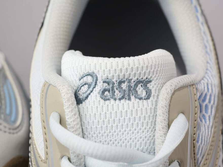 白スニーカーをおしゃれに履くなら真っ白じゃないのがコツ。2000年代後半のデザインを再現した「アシックス」の新作。[ASICS GEL-DS TRAINER 14]