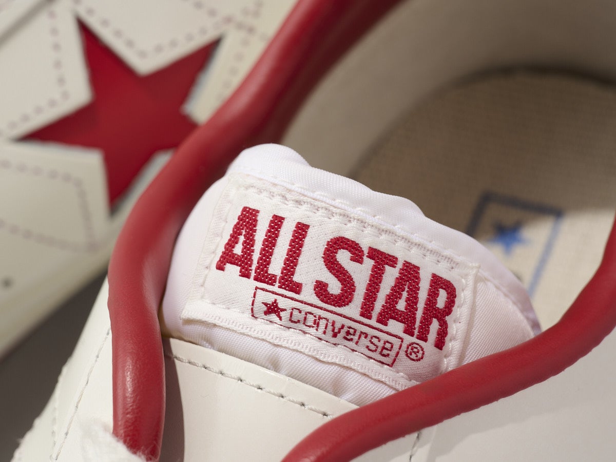 コンバースの白スニーカーのワンスター Jのシュータンロゴ寄り