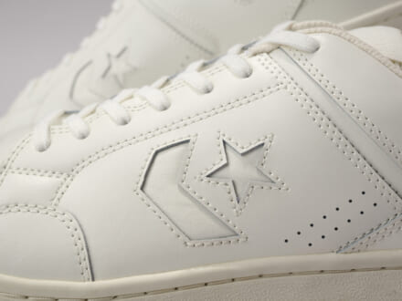 「コンバース」の定番名品で差がつく選択を。“大人好印象”な白スニーカーならトレンドのスポーツムードと上品さが同時に手に入る！[CONVERSE]