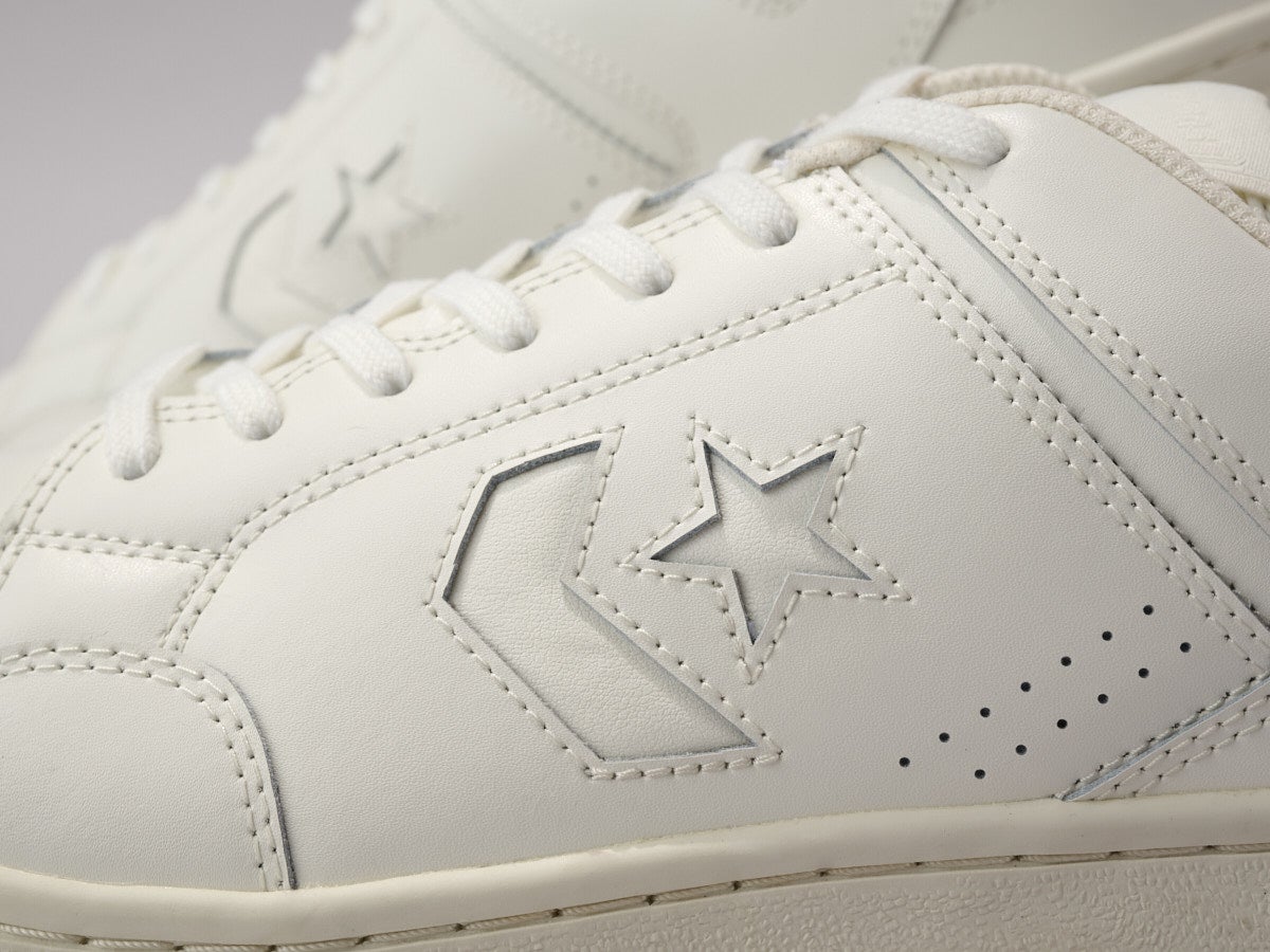 コンバースの定番名品白スニーカーのウエポンOXのロゴ寄り