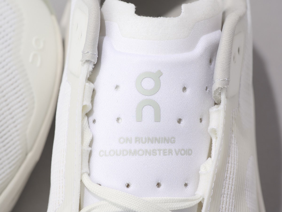 On（オン）の白スニーカー／クラウドモンスター ヴォイド（Cloudmonster Void）のシュータンロゴ寄り