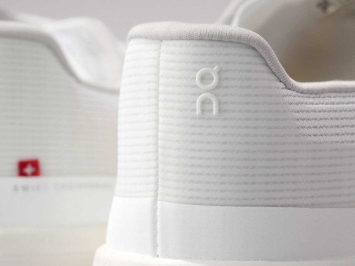 On（オン）の白スニーカー／クラウドモンスター ヴォイド（Cloudmonster Void）のヒールロゴ寄り