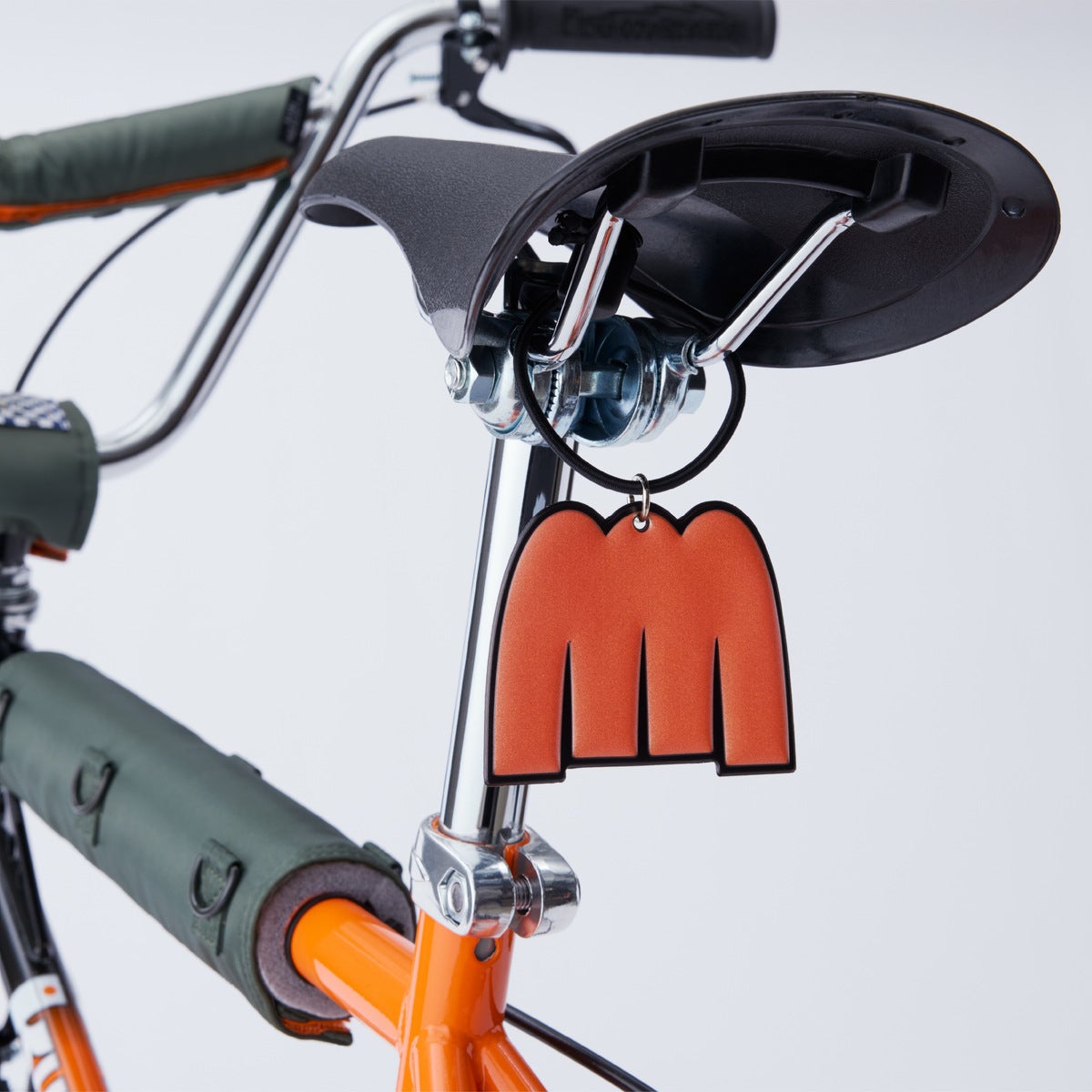 ポーターとのコラボ自転車の「KUWAHARA K-ZERO」 のサドル