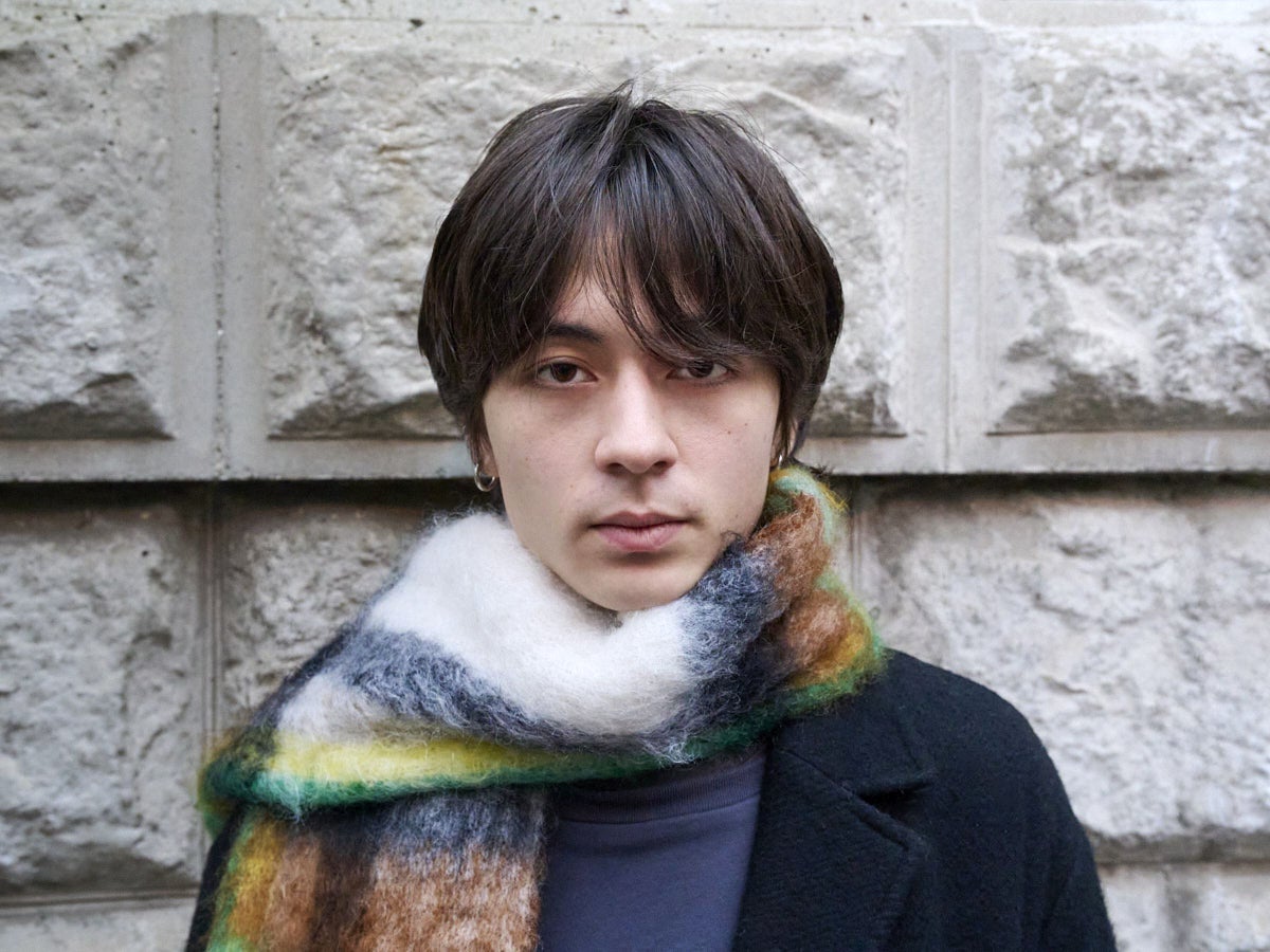 [松岡 光] 「サロン アダム エ ロペ」のマフラーで冬コーデを格上げ。シックなコートを小物で遊ぶ【メンズノンノモデルの私服スナップ】