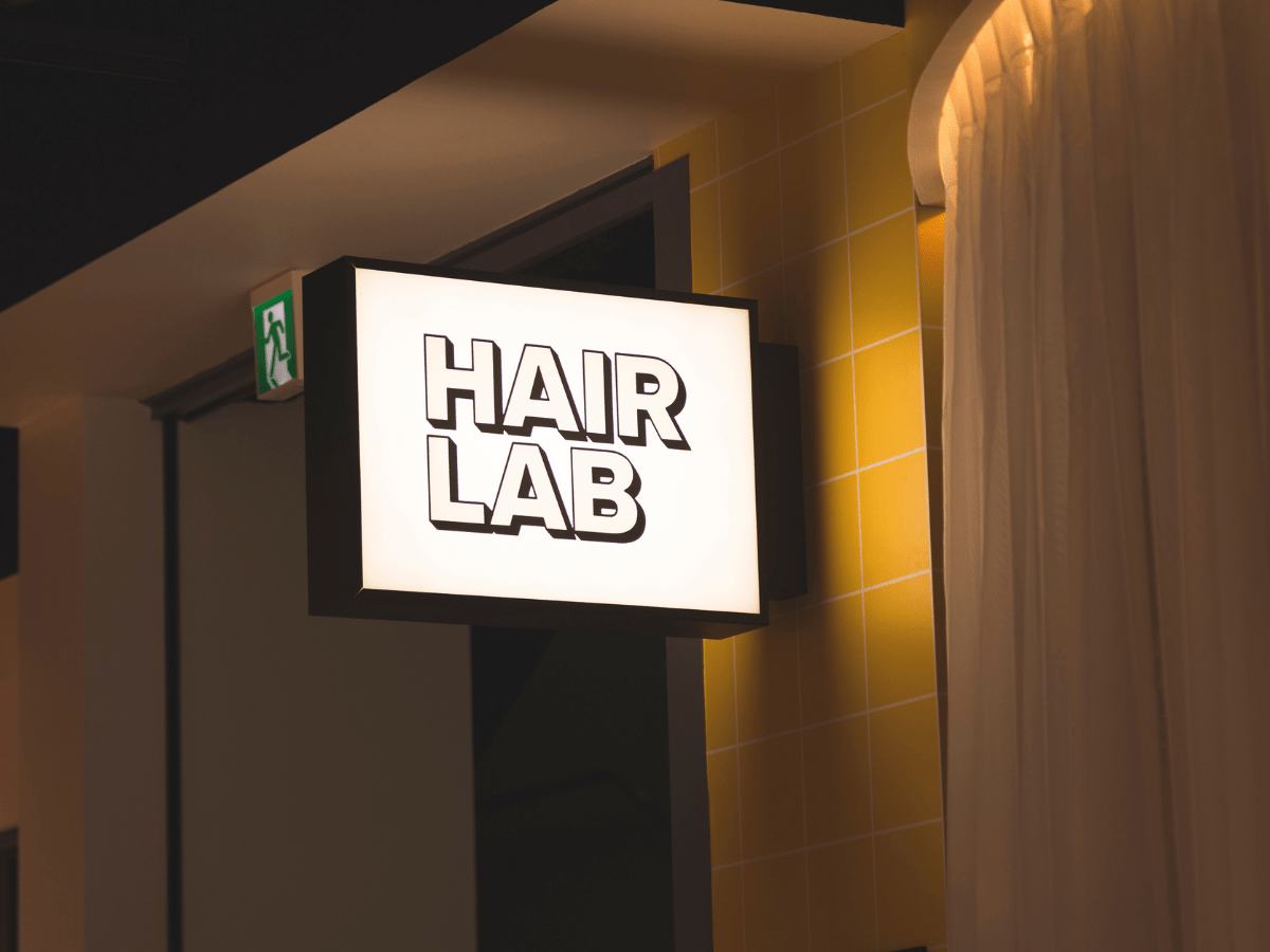 lush ヘアラボ 看板