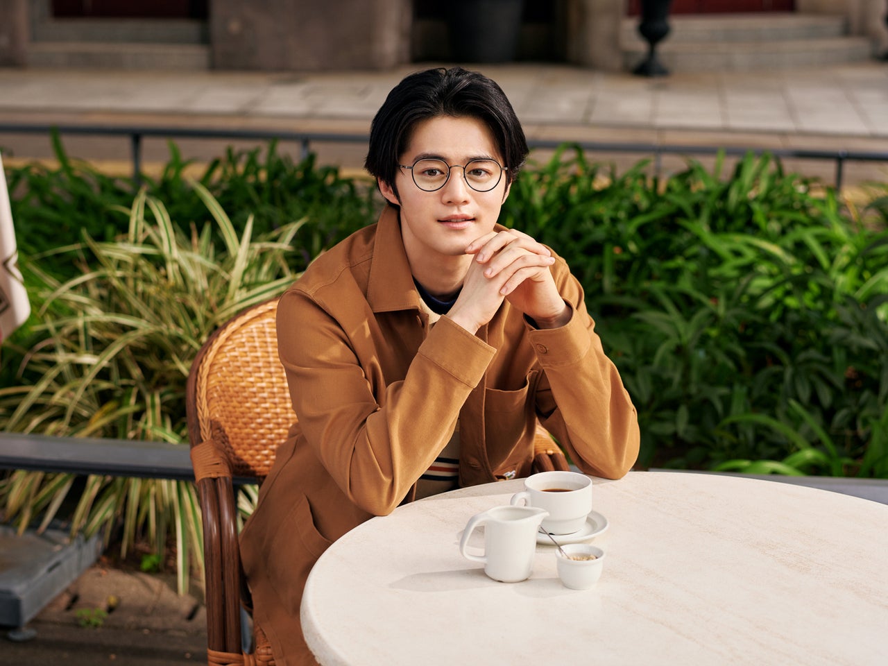 軽い・かけ心地がいい・普段使いにぴったり！「ラコステ アイウェア」の良さを、鈴鹿央士の着用ルックで語りたい