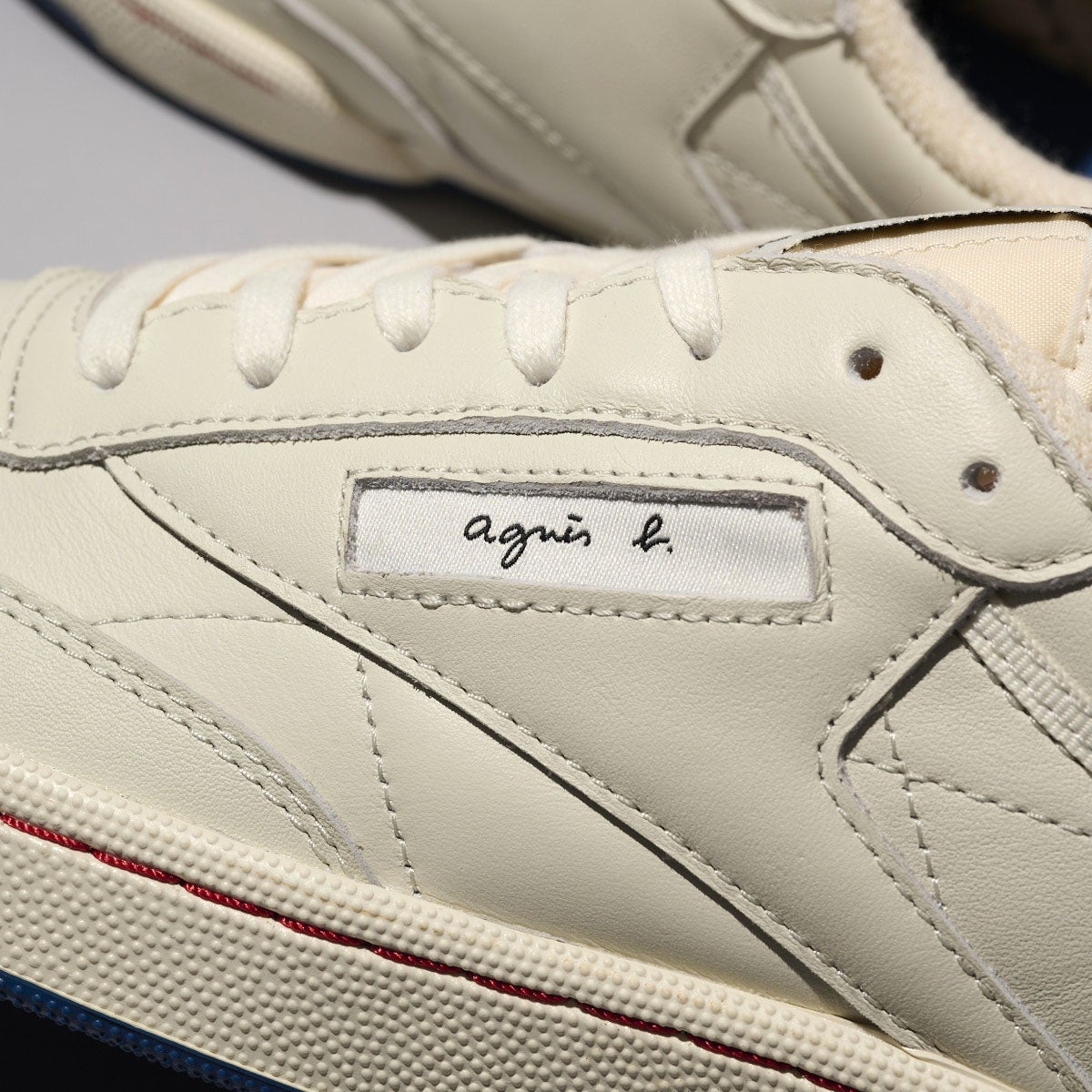 リーボック&times;アニエスベーのコラボスニーカー CLUB C 85 VINTAGEのサイドロゴ