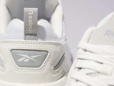 １万円以下でコスパ最強。シンプル過ぎない、深みのある「リーボック」の新作白スニーカーを日本最速でピックアップ！[Reebok Charge Run]