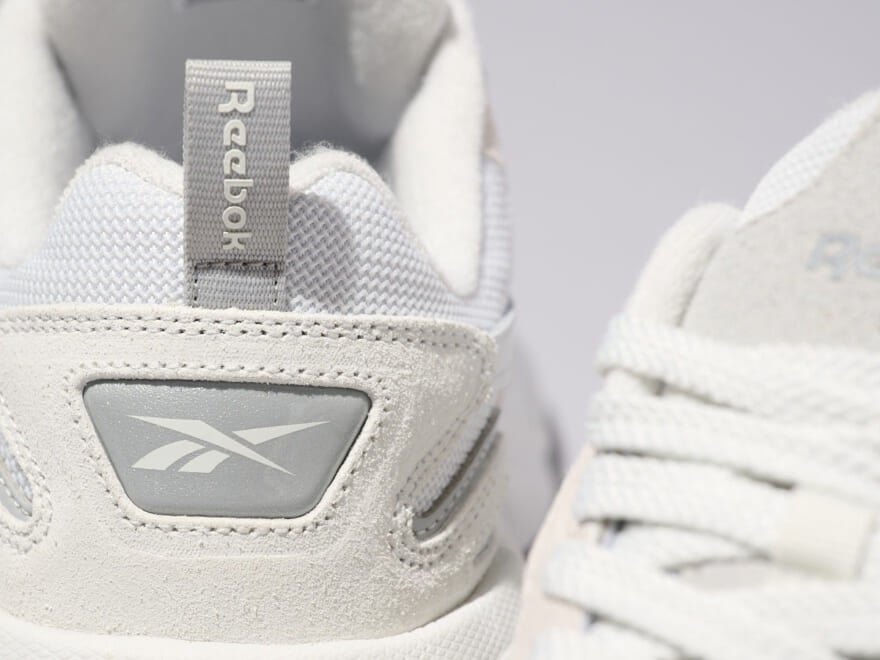１万円以下でコスパ最強。シンプル過ぎない、深みのある「リーボック」の新作白スニーカーを日本最速でピックアップ！[Reebok CHARGE RUN]