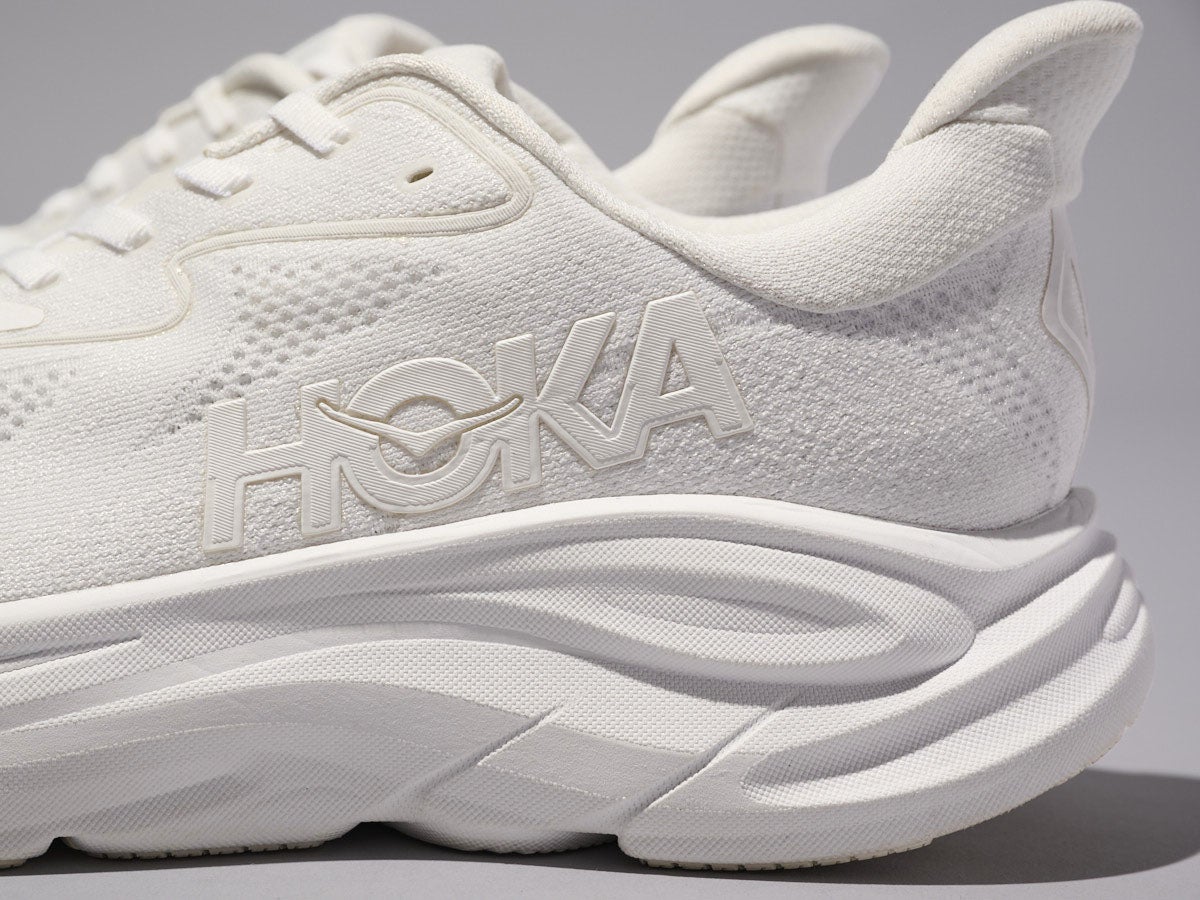 ホカの白スニーカーのClifton 10のロゴ寄り2