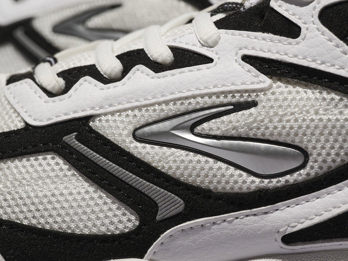 ブルックスの白スニーカーのアドレナリン GTS 4のロゴ寄り