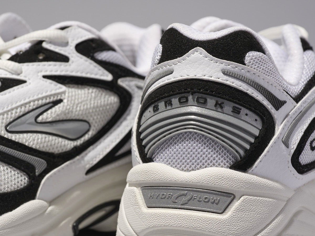ブルックスの白スニーカーのアドレナリン GTS 4のヒールロゴ寄り