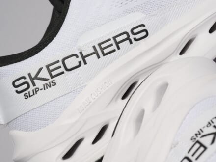 一度は履きたくなる“疲労知らずの神クッション”！「スケッチャーズ」の白スニーカーが日常の常識を変える。[SKECHERS スリップインズ：マックスクッショニング グライドステップ- アドバート]