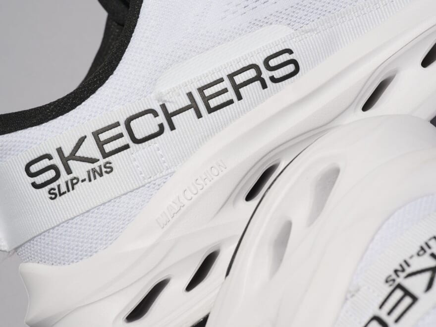 一度は履きたくなる“疲労知らずの神クッション”！「スケッチャーズ」の白スニーカーが日常の常識を変える。[SKECHERS スリップインズ：マックスクッショニング グライドステップ- アドバート]