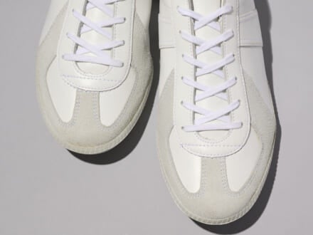 コラボな「ジャーマン トレーナー」。ソールまで白いレザースニーカーは大人コーデに寄り添いながら差をつける!