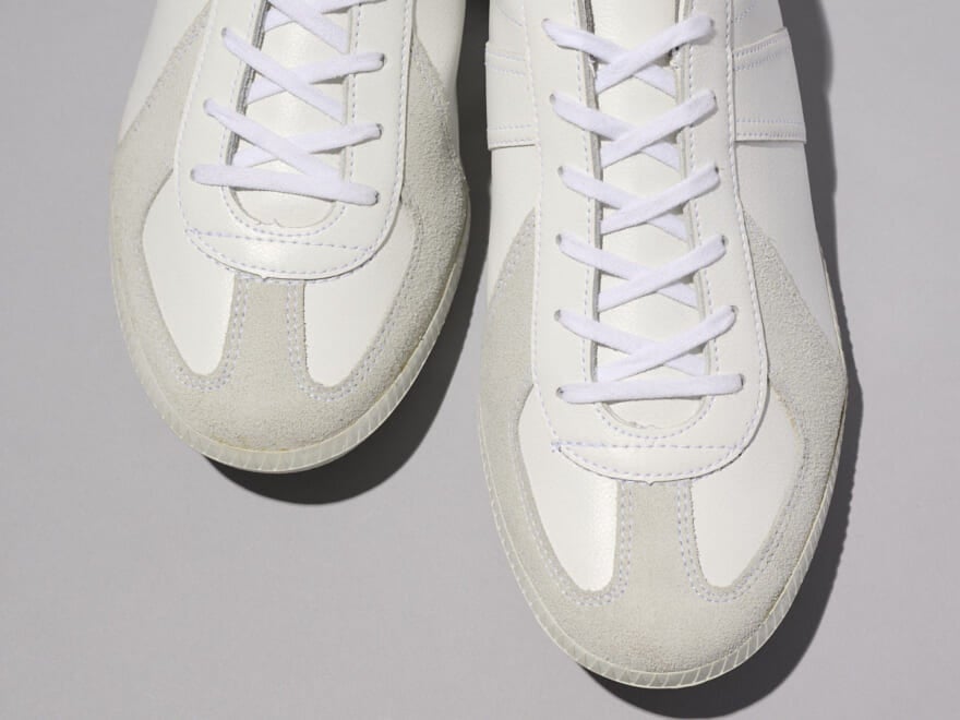 コラボな「ジャーマン トレーナー」。ソールまで白いレザースニーカーは大人コーデに寄り添いながら差をつける!