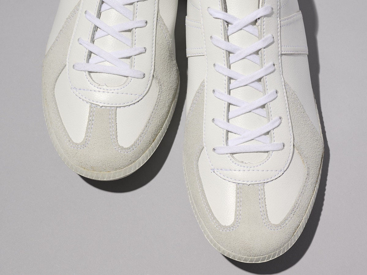 コラボな「ジャーマン トレーナー」。ソールまで白いレザースニーカーは大人コーデに寄り添いながら差をつける！