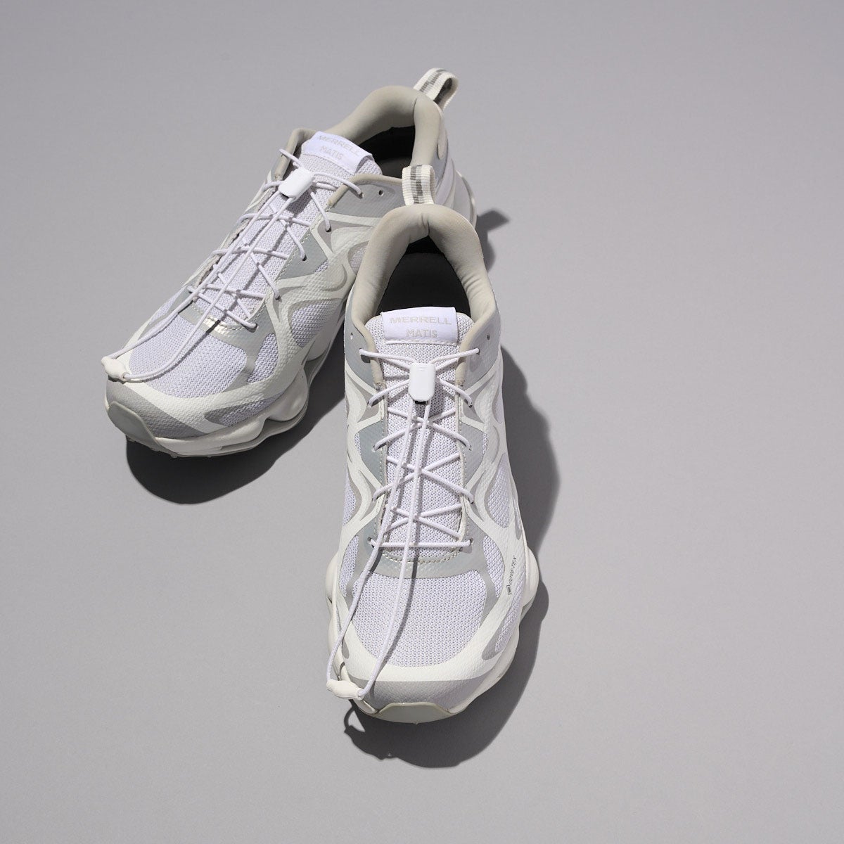 メレルの新作スニーカー SPEED ARC MATIS GORE-TEX&reg; 白スニーカー サイド俯瞰