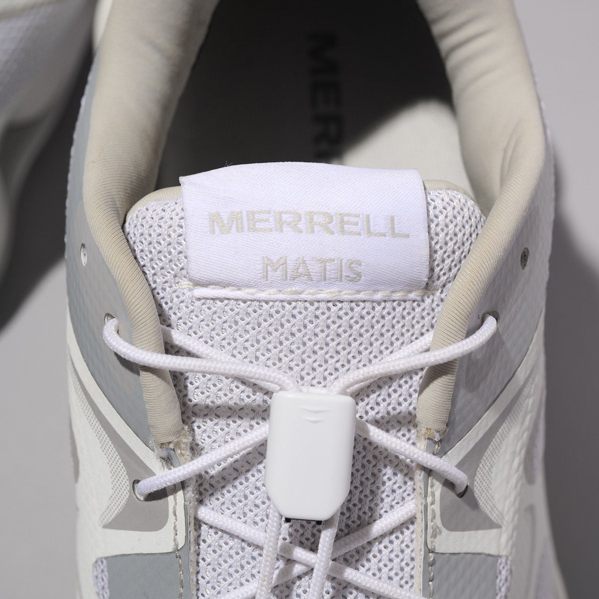 メレルの新作スニーカー SPEED ARC MATIS GORE-TEX&reg; 白スニーカー アップ