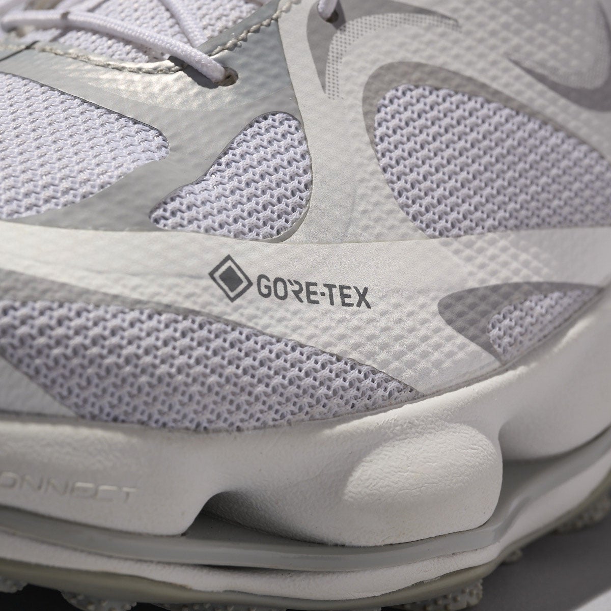 メレルの新作スニーカー SPEED ARC MATIS GORE-TEX&reg; 白スニーカー ゴアテックスロゴアップ