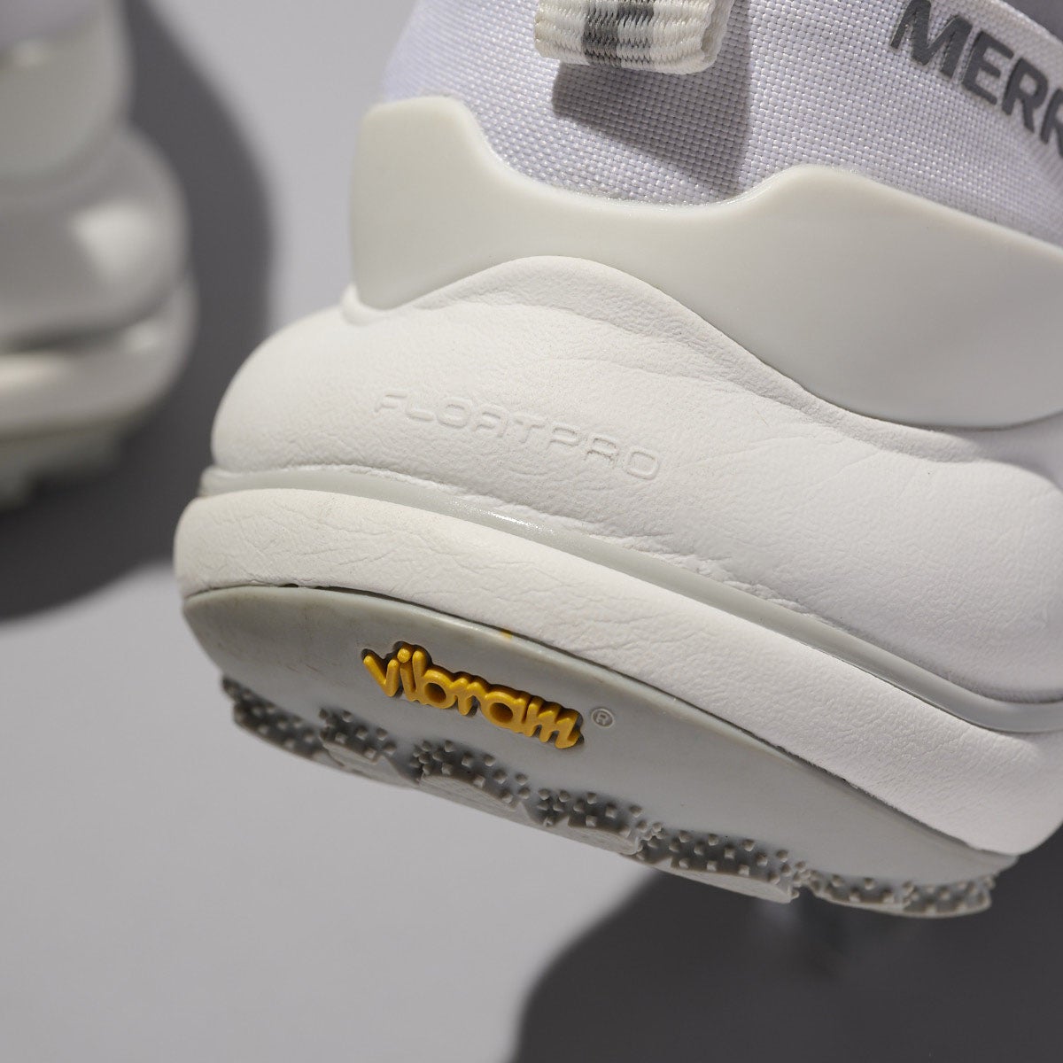 メレルの新作スニーカー SPEED ARC MATIS GORE-TEX&reg; 白スニーカー 後ろサイド