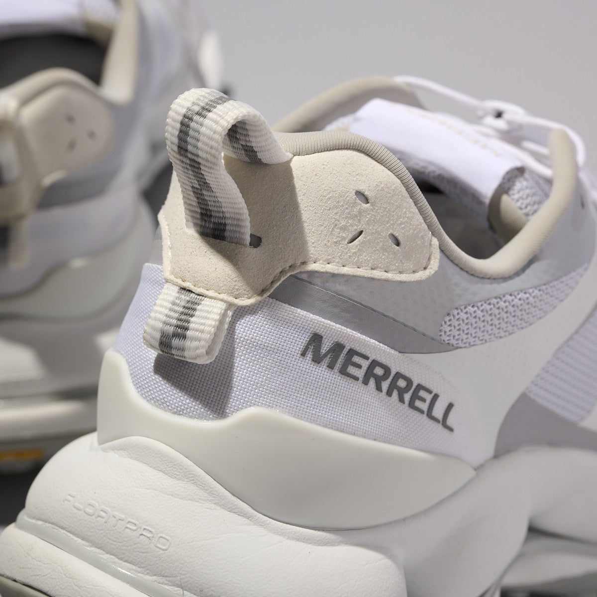 メレルの新作スニーカー SPEED ARC MATIS GORE-TEX&reg; 白スニーカー　後ろ