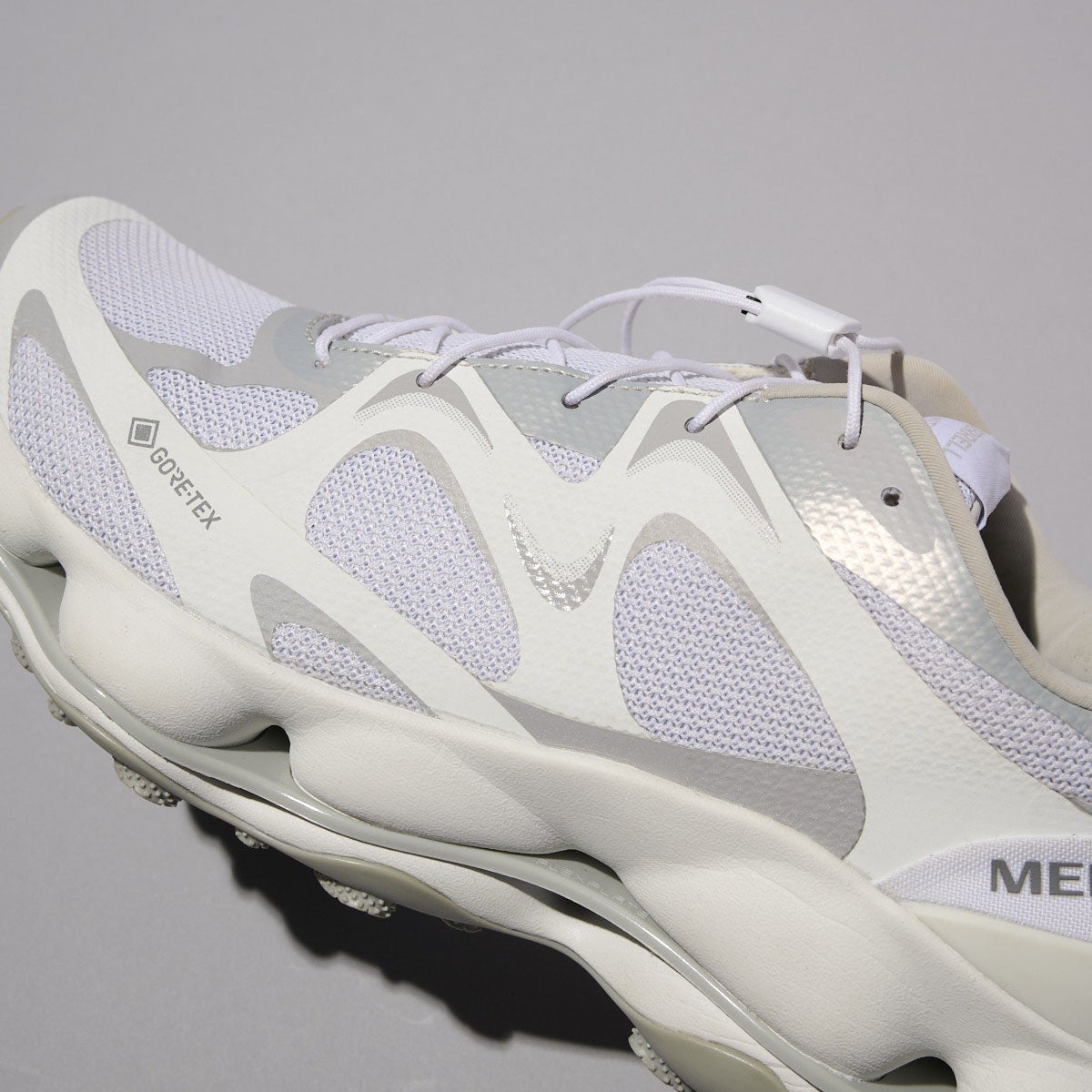 メレルの新作スニーカー SPEED ARC MATIS GORE-TEX&reg; 白スニーカー サイド