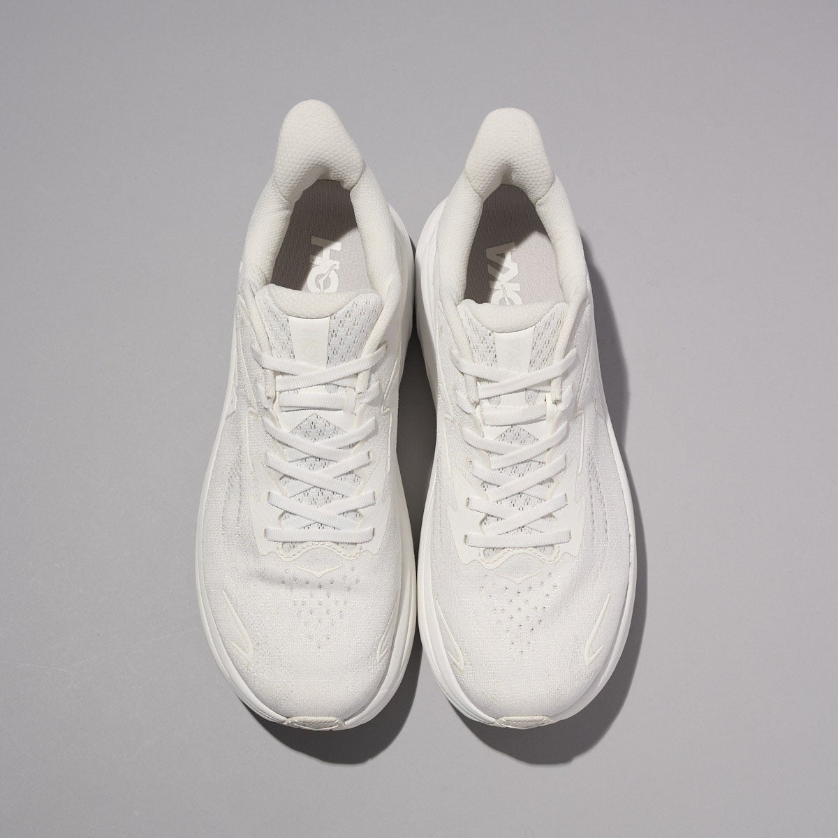 ホカの白スニーカーのClifton 10