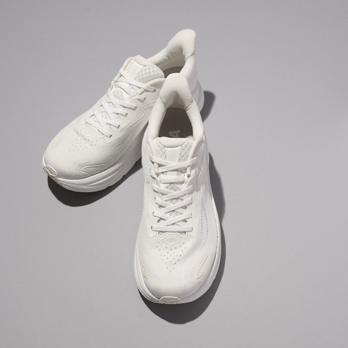 ホカの白スニーカーのClifton 10の俯瞰