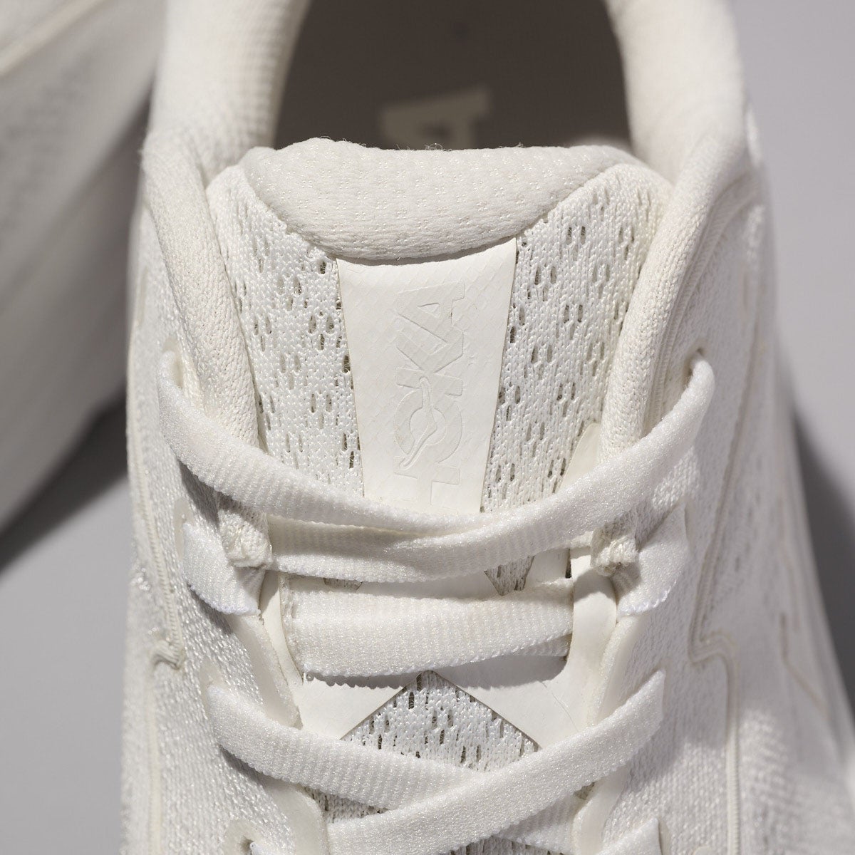 ホカの白スニーカーのClifton 10のシュータン