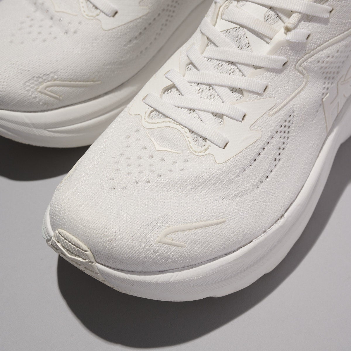 ホカの白スニーカーのClifton 10のトゥ