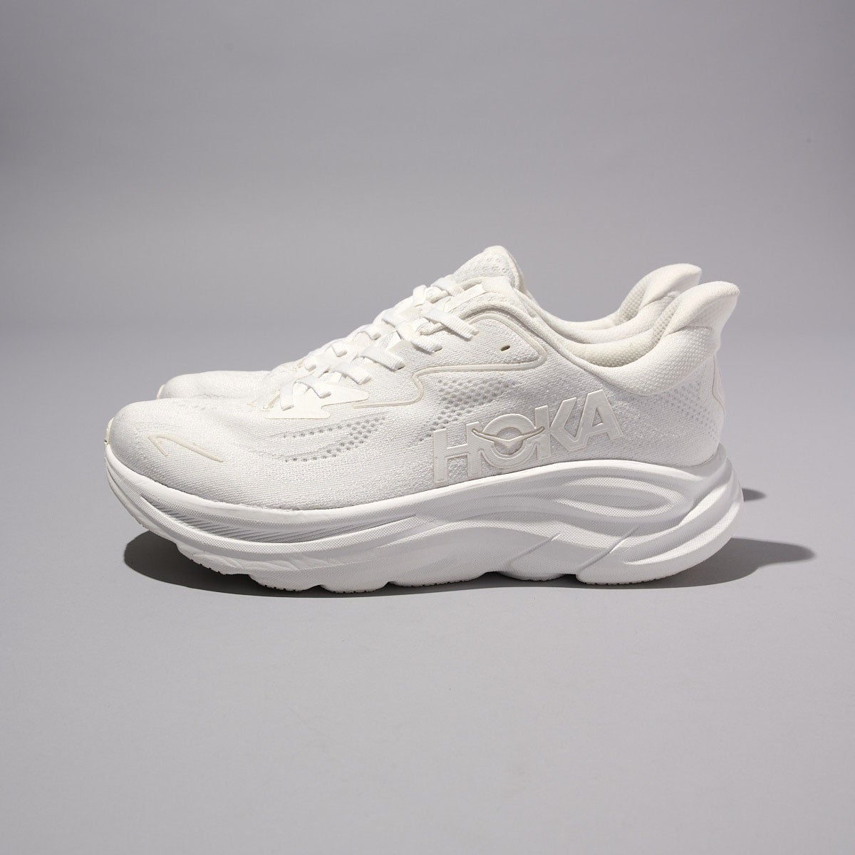 ホカの白スニーカーのClifton 10のサイド