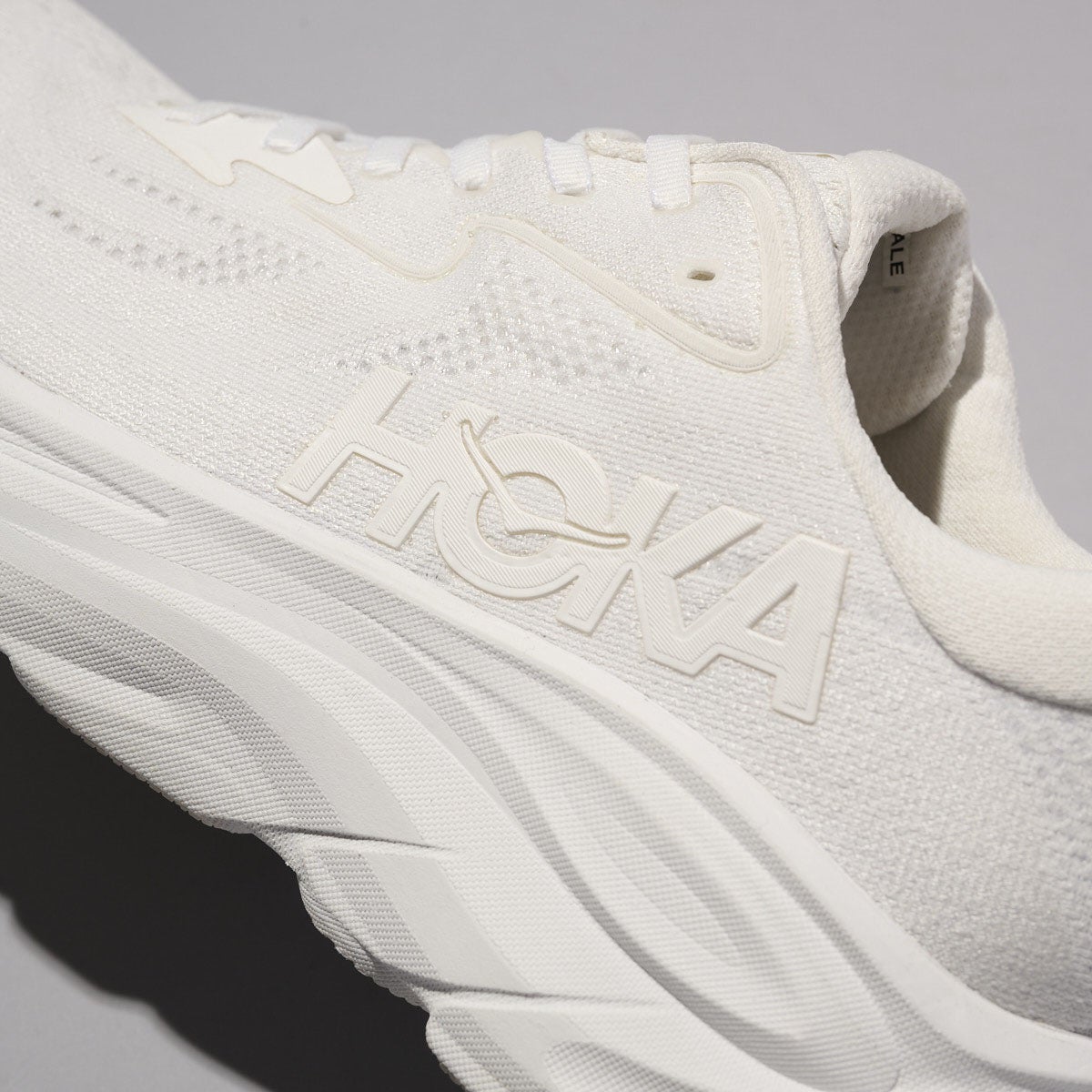 ホカの白スニーカーのClifton 10のサイドロゴ