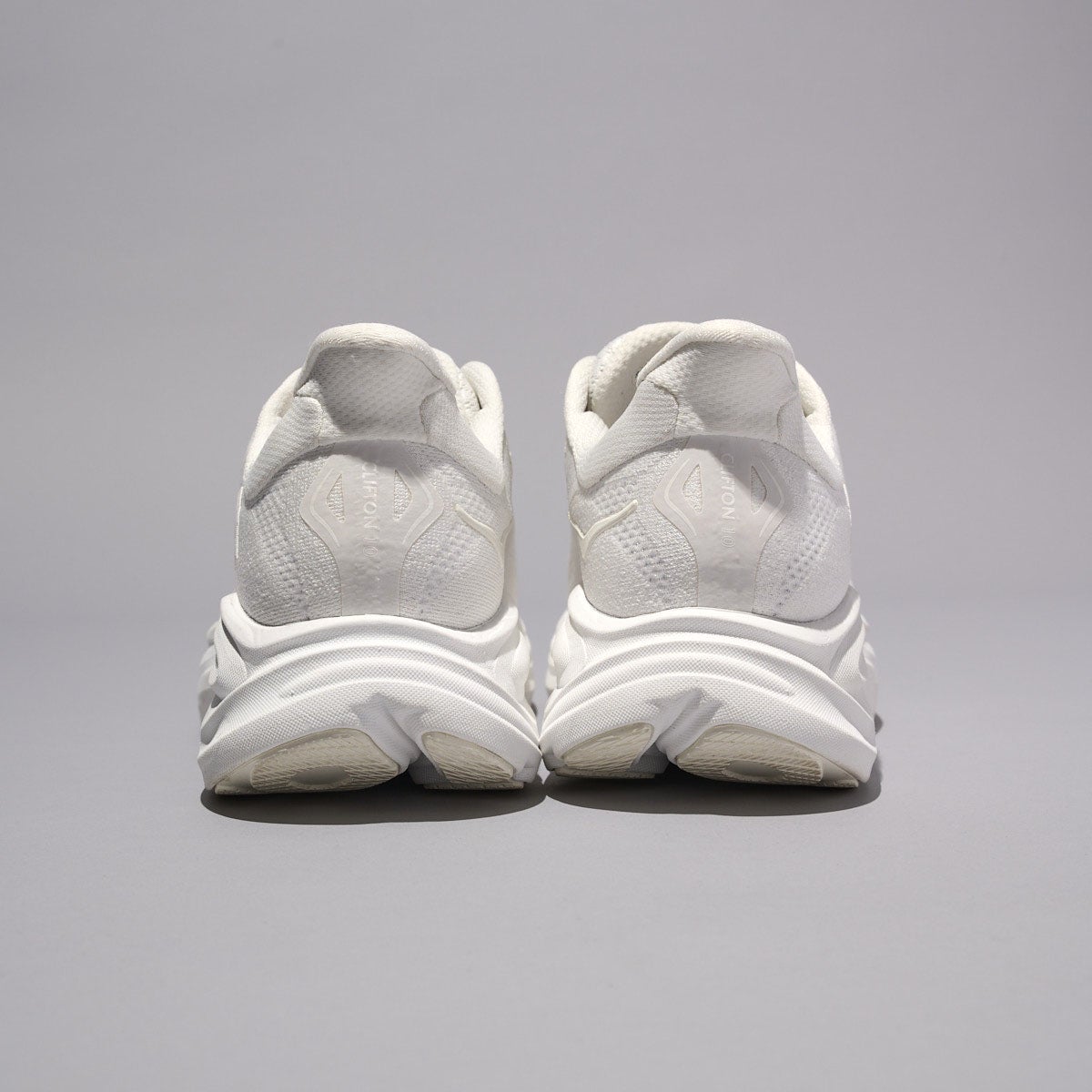 ホカの白スニーカーのClifton 10のヒール