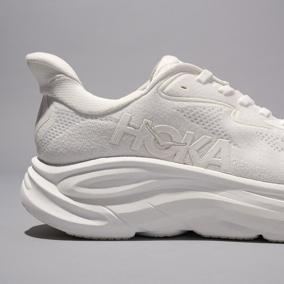 ホカの白スニーカーのClifton 10のサイドロゴ