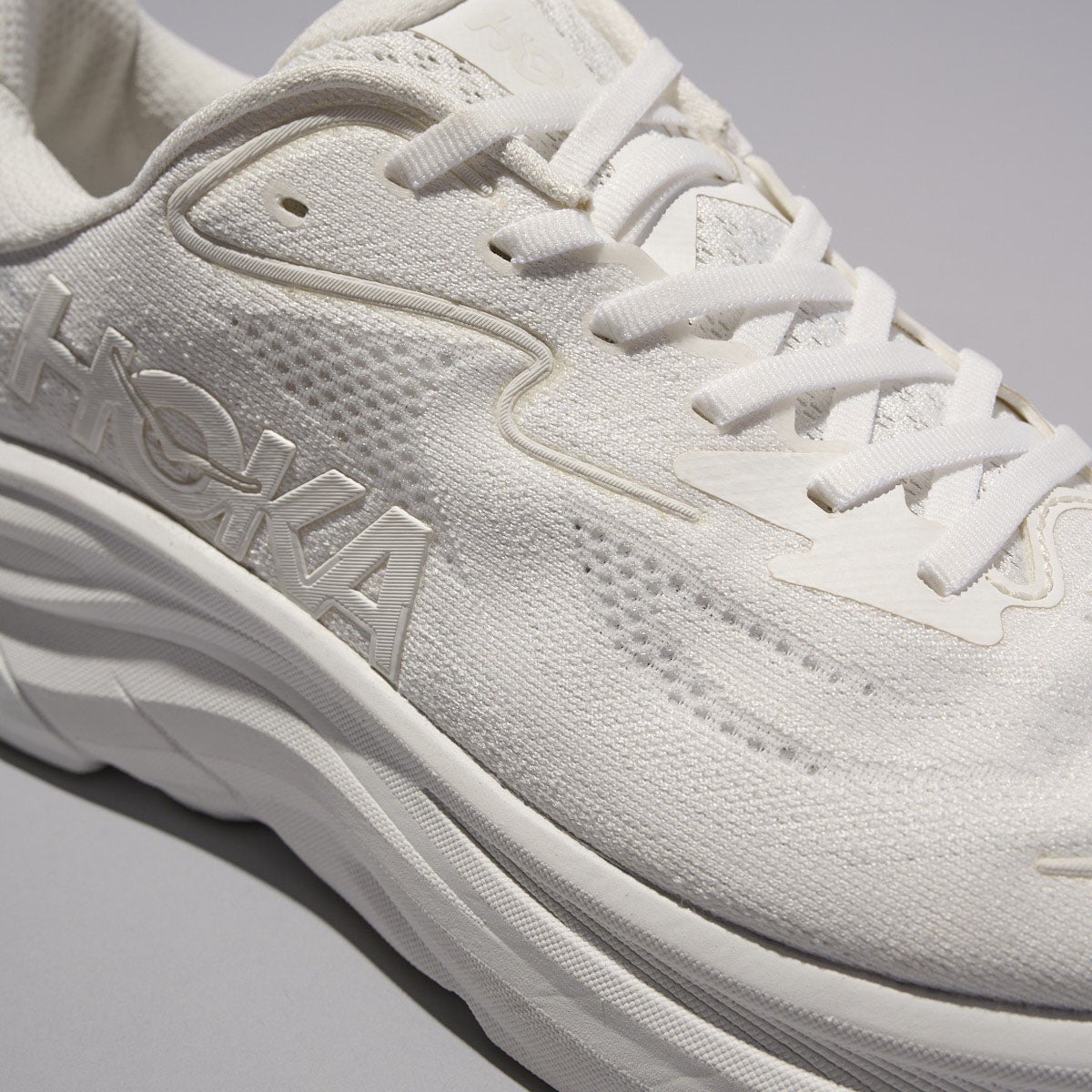 ホカの白スニーカーのClifton 10のサイド寄り