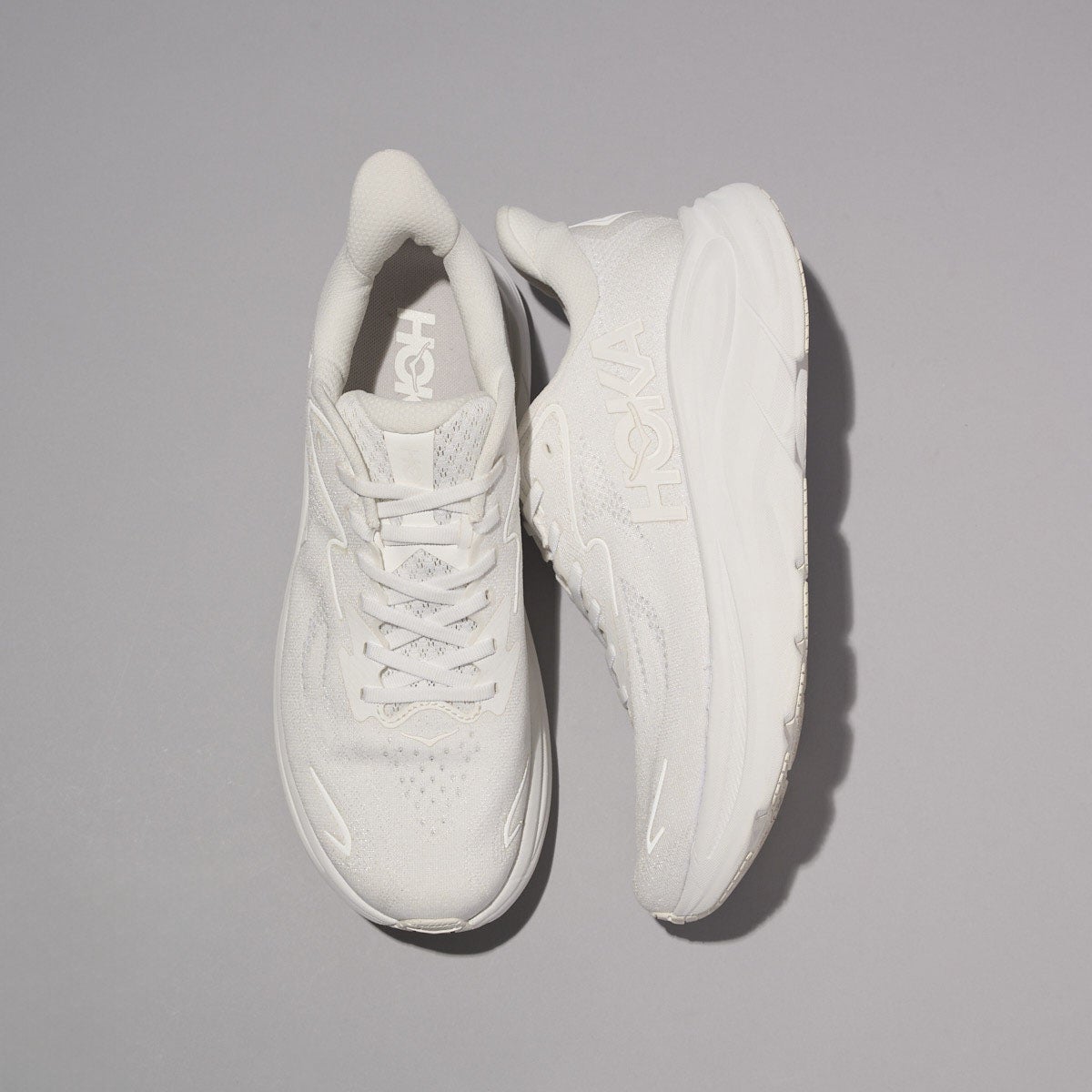 ホカの白スニーカーのClifton 10の俯瞰3